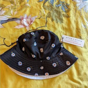 alice + Olivia reversible daisy bucket hat by Stacy bendet nwt